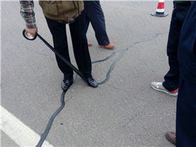 公路貼縫帶就是貼補在路面裂縫上那黑色的裙帶