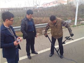 路面裂縫處置離不開瀝青公路貼縫帶和網(wǎng)裂貼：公路貼縫帶