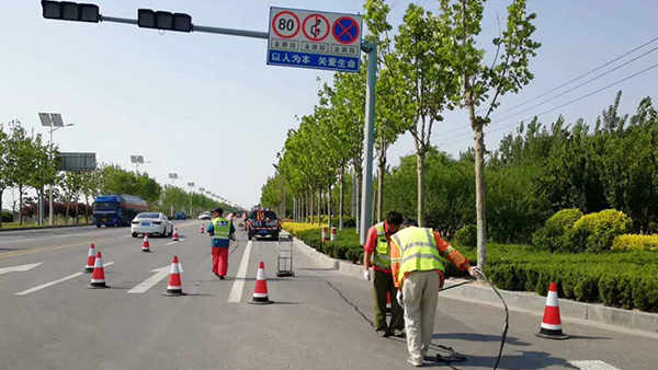 山東省東營市國道220線采用嘉格貼縫帶進行道路裂縫密封修補