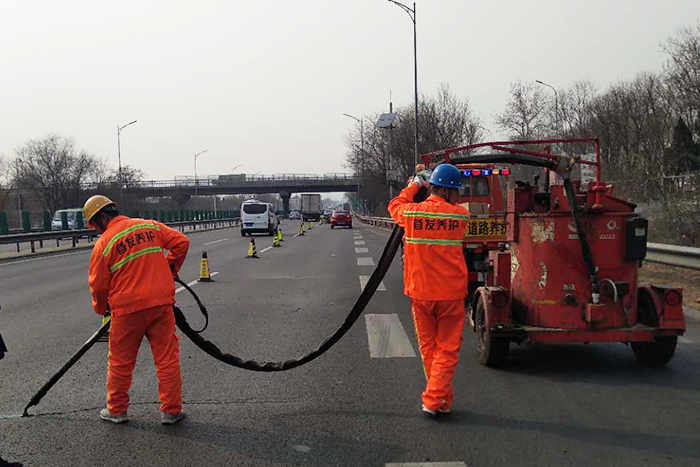 路面裂縫修復(fù)微整哪家強(qiáng)，就找嘉格道路灌縫膠