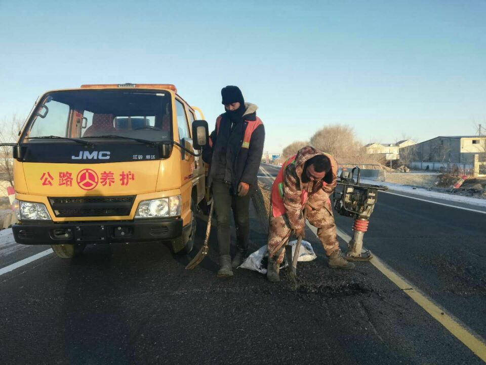 嘉格瀝青冷補(bǔ)料，填平坑槽，告別“馬路殺手“