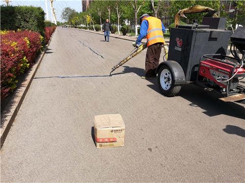 豐潤市政采用道路灌縫膠進(jìn)行公路裂縫養(yǎng)護(hù)