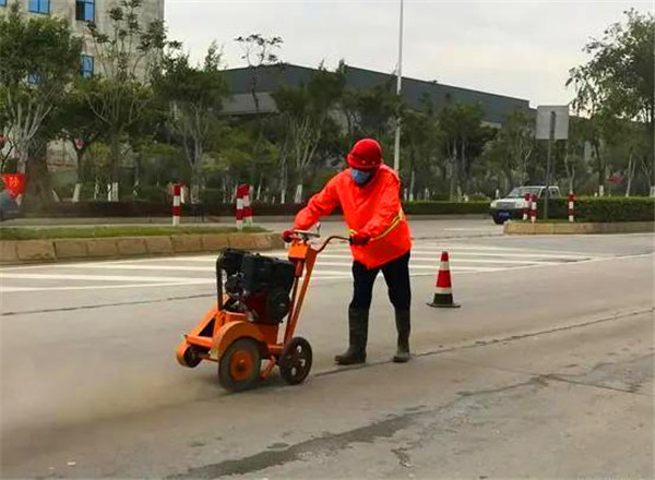 道路灌縫膠施工前對(duì)路面裂縫先開(kāi)槽的必要性