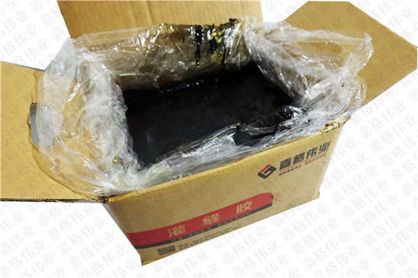 路面裂縫灌縫常用道路補縫膠，不能簡單的用瀝青