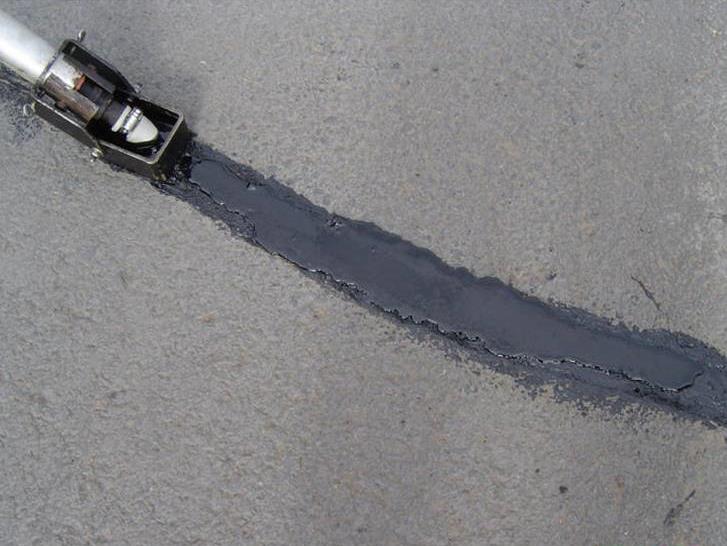 使用路面灌縫膠修補(bǔ)道路裂縫到底麻不麻煩？