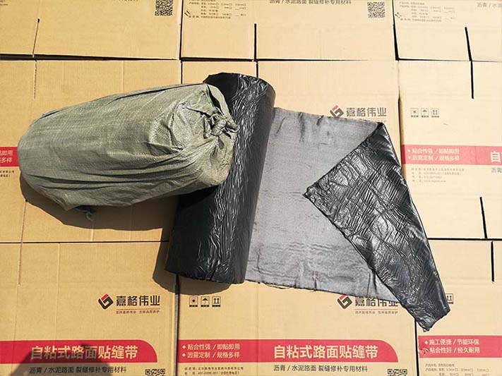 公路升級(jí)改造采用抗裂貼處理道路基層裂縫