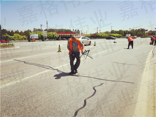嘉格道路路面貼縫帶施工現(xiàn)場(chǎng)真爭(zhēng)氣