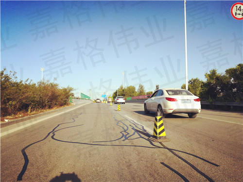 嘉格道路貼縫帶這樣施工讓內(nèi)蒙古道路裂縫修補(bǔ)更簡(jiǎn)單