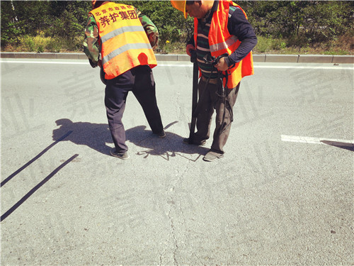 為什么選嘉格道路貼縫帶養(yǎng)護(hù)道路裂縫