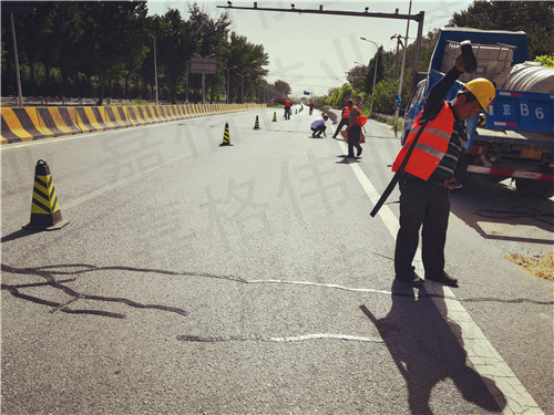 路面貼縫膠縮短道路裂縫養(yǎng)護修補的三個原因