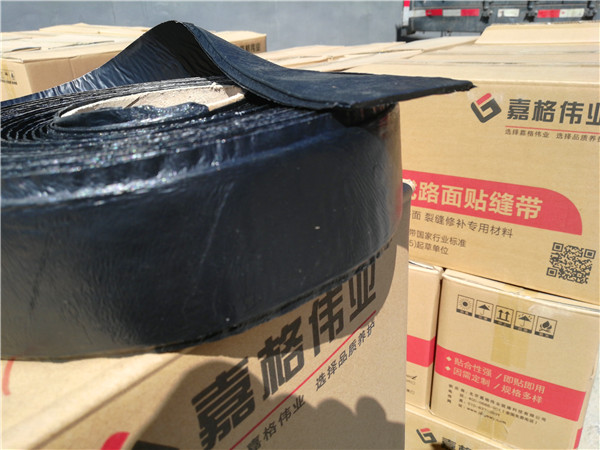 同是修補(bǔ)小于8毫米裂縫的貼縫帶和抗裂貼寬度卻差距很大