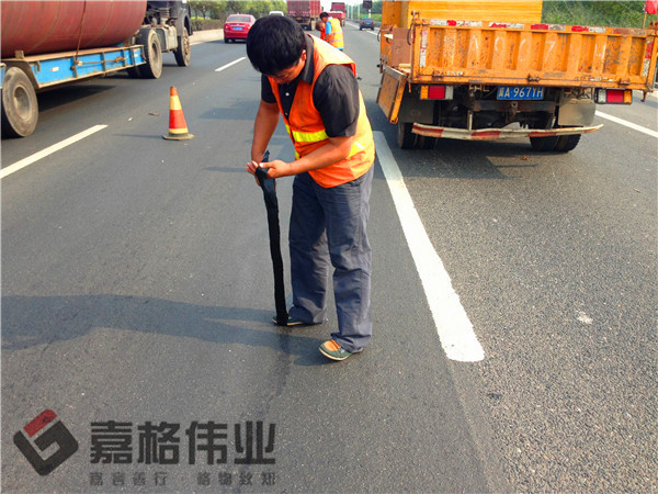 2013年石家莊道路裂縫嵌縫條粘貼項(xiàng)目照片