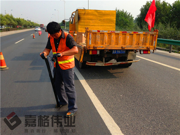 石家莊道路裂縫嵌縫條粘貼項目照片5