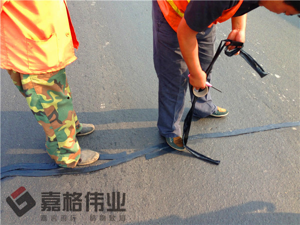 道路裂縫貼縫條貼縫工地寫(xiě)實(shí)