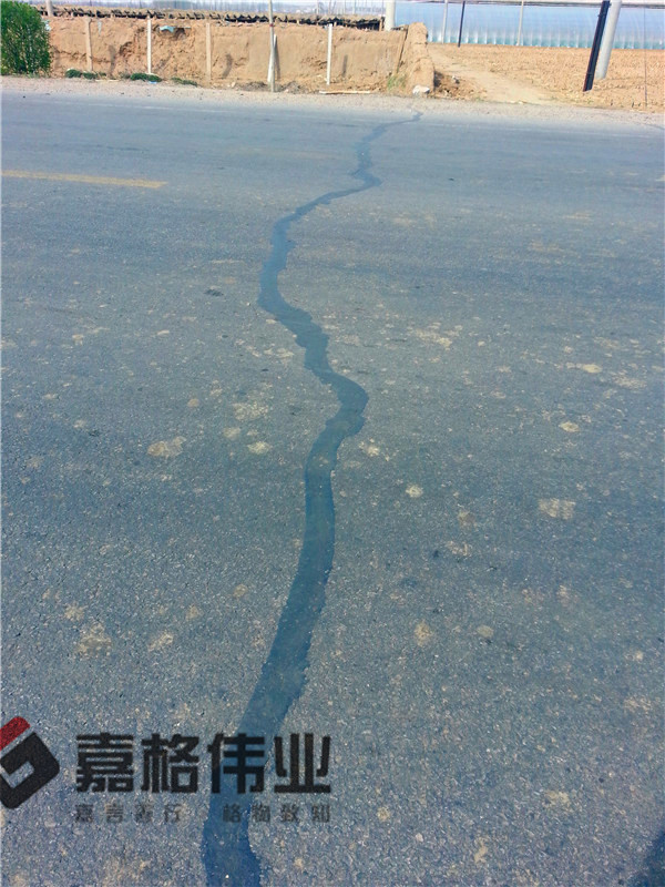 營(yíng)口公路裂縫貼縫帶貼縫工地寫實(shí)2