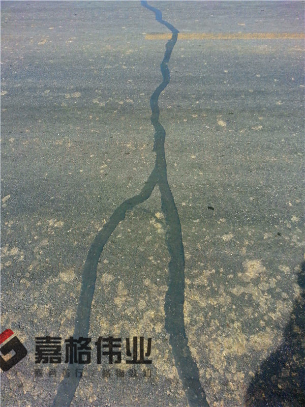 營(yíng)口公路裂縫貼縫帶貼縫工地寫實(shí)3
