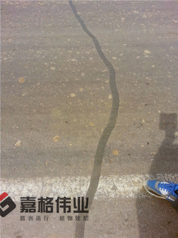 營(yíng)口公路裂縫貼縫帶貼縫工地寫實(shí)5