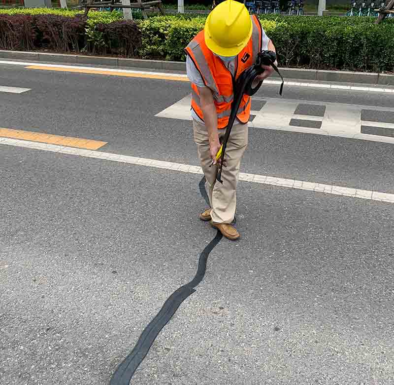 嘉格瀝青貼縫帶助力農(nóng)村公路裂縫養(yǎng)護修補